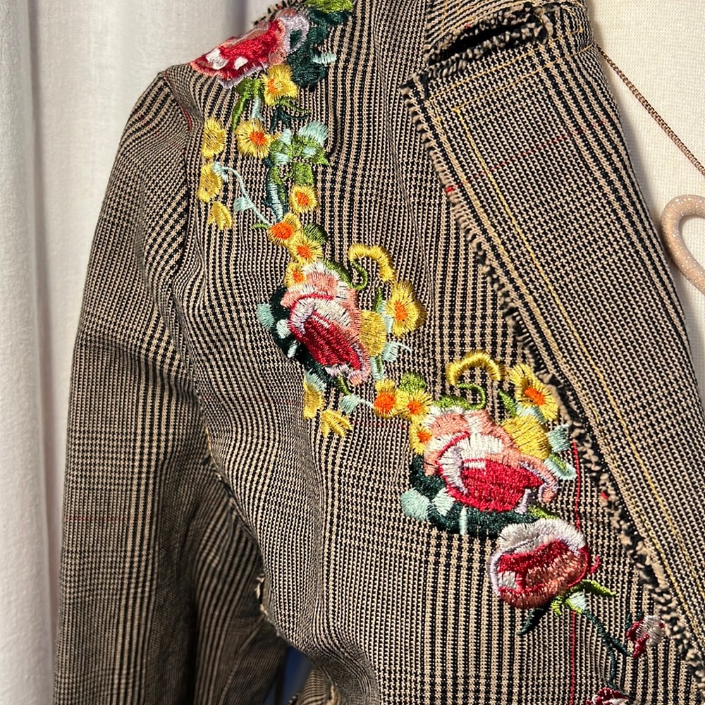 Paparazzi by Biz tweed blazer w/embroidered roses/ruby buttons/patch elbows-EUC - Picture 5 of 15